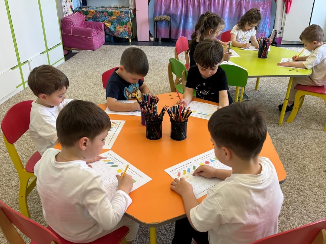 Copii la activități educative în grădiniță