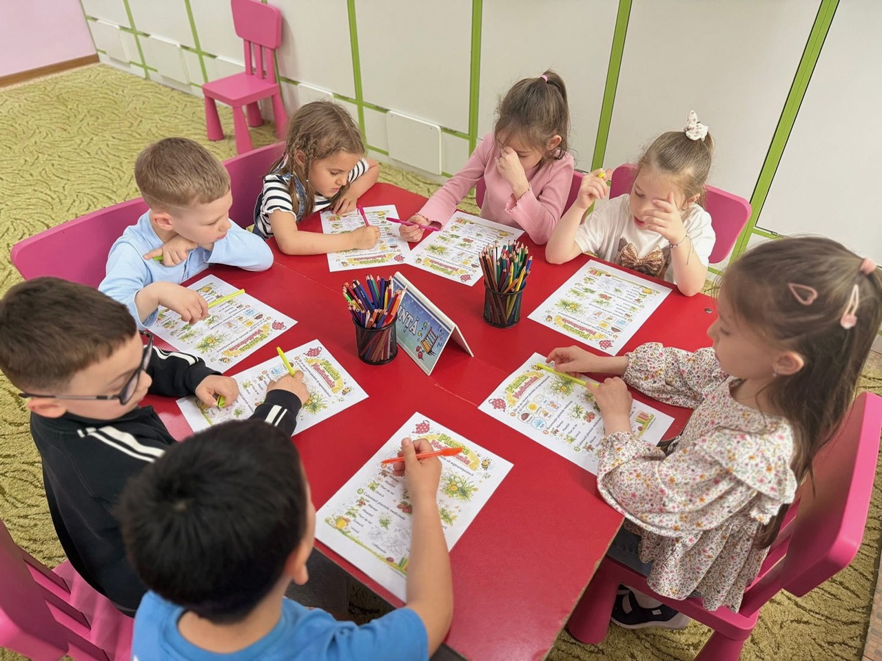 Copii la joacă și activități